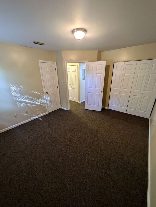 Building Photo - 2BD/2BA Condo Available Now in Hickory