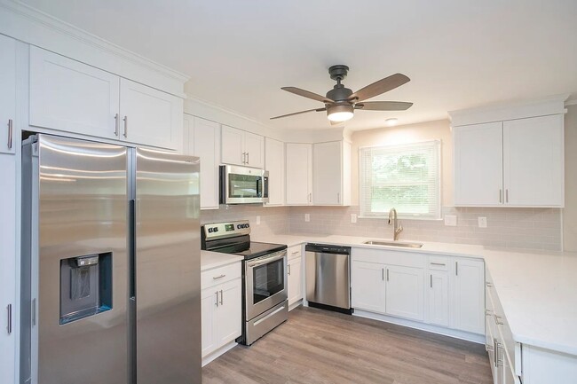 Building Photo - Brentwood Oasis: Newly Renovated 3 Bed, 2 ...