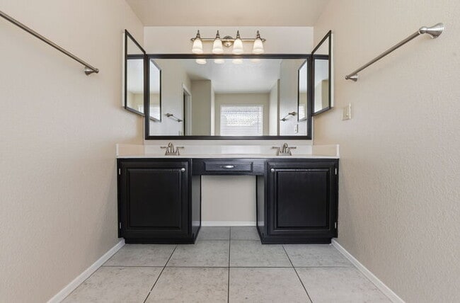 Building Photo - 1295 N Blackstone Dr