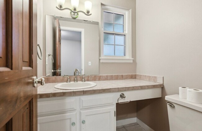 Building Photo - $0 DEPOSIT OPTIONS. SPACIOUS 2 BED, 2.5 BA...