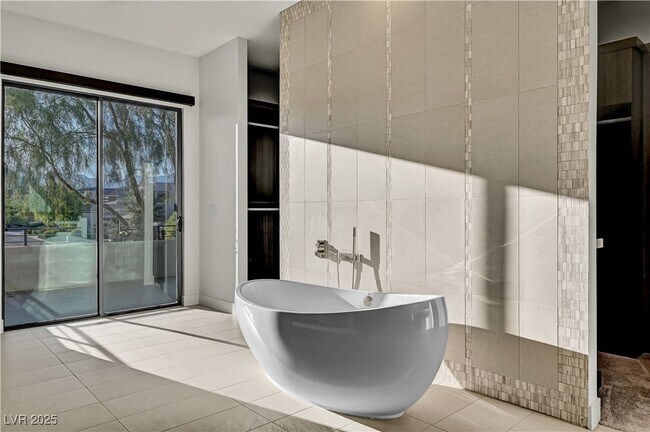 Building Photo - 68 Grey Feather Dr