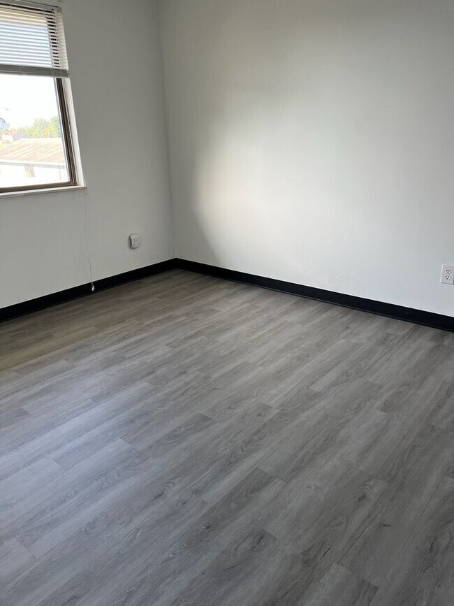 Building Photo - Monroe Manor