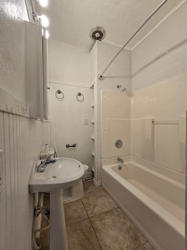 Building Photo - 135 Custer Ave