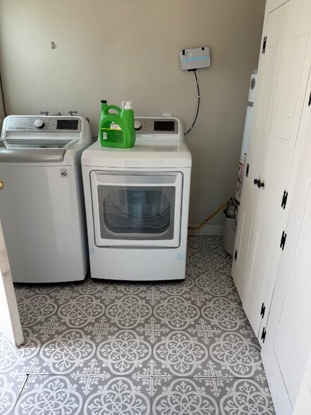 Building Photo - 445/2 E Alisal St