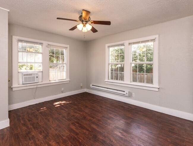 Building Photo - 2 Bedroom 1 bath
