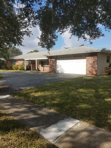 Building Photo - 481 SW 58th Ave