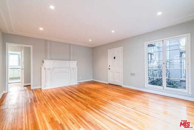 Building Photo - 726 1/2 N Edinburgh Ave