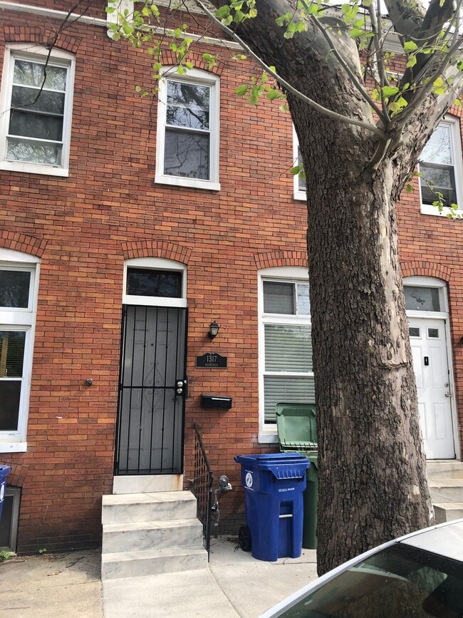 Primary Photo - 2 Bedroom 1 bathroom with central air town...