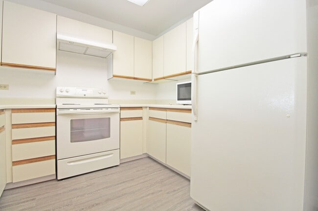 Building Photo - Spacious Adam's Point Condo Available NOW!