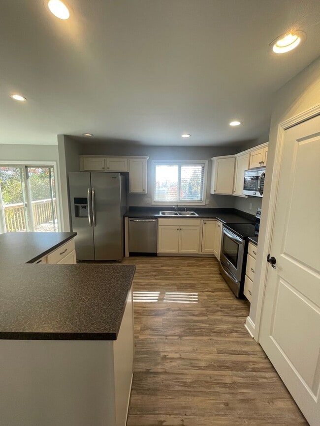Building Photo - 4 Bedroom - 3 Bath Home with a 2 car garage in Farragut