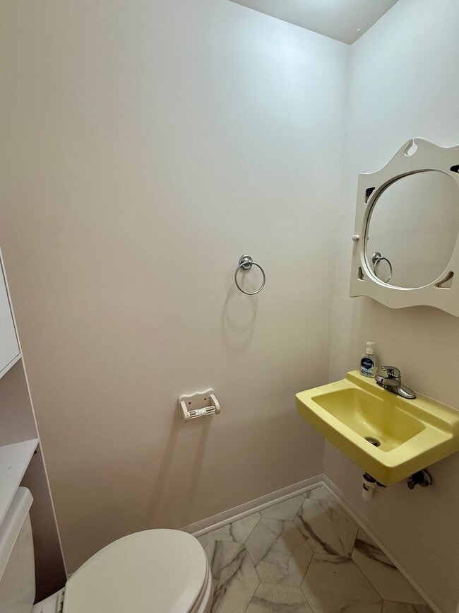 Building Photo - Olde Crofton Charm! Two Bedroom Townhome