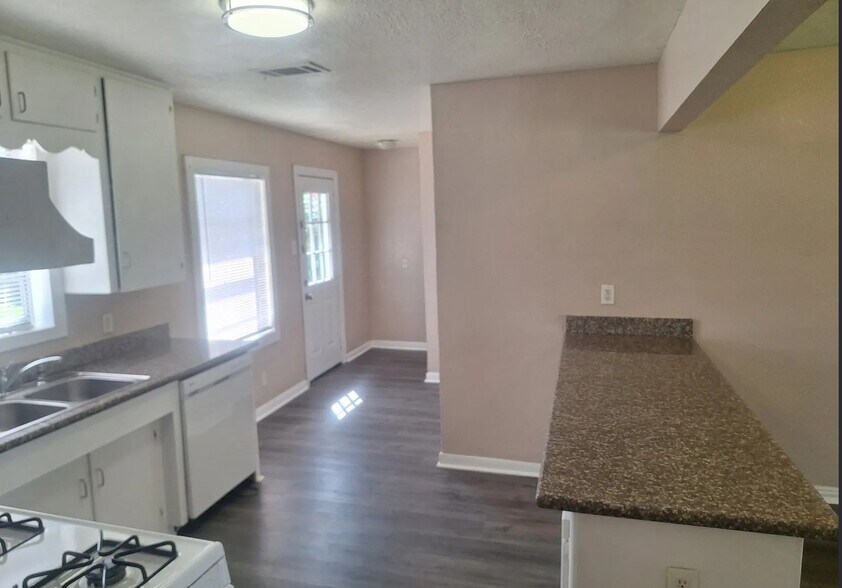 Building Photo - 1525 Wayside Dr