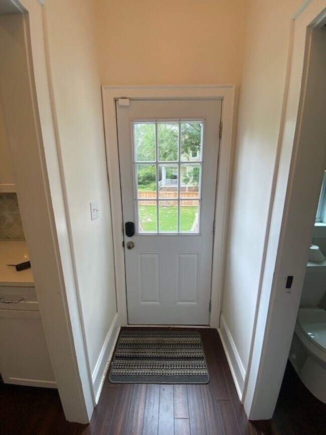 Building Photo - Georgous 5 bedroom 2.5 bath home in Downto...