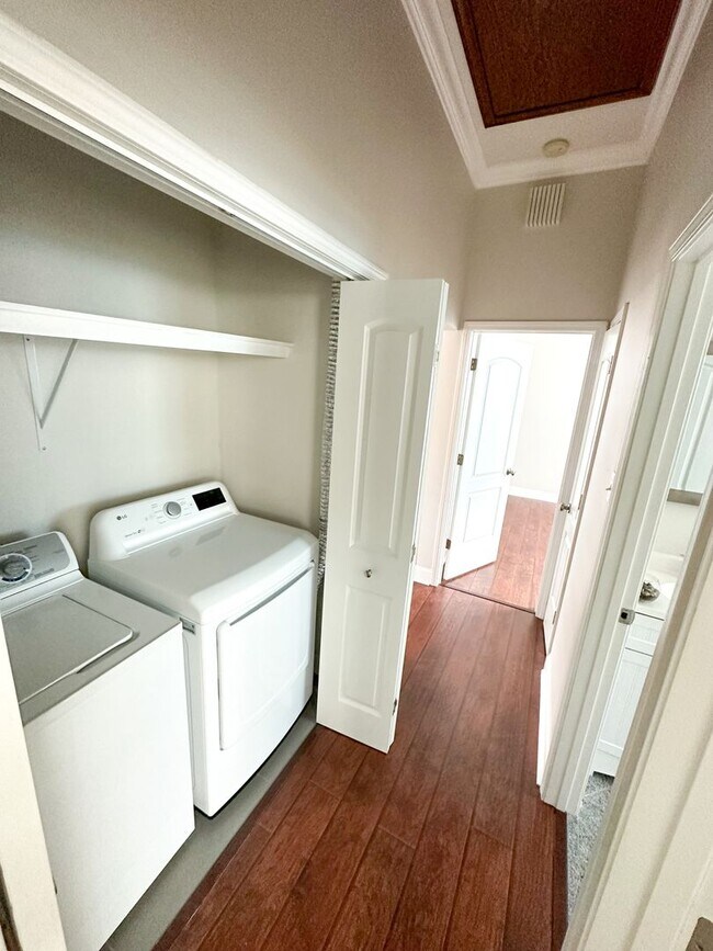 Building Photo - Uptown Rental: 2BR Duplex with Parking & Yard