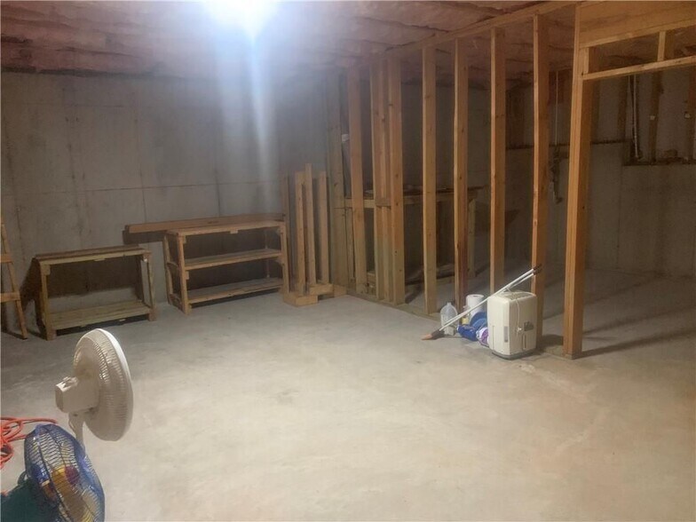 Building Photo - 121 Creekwood Tr