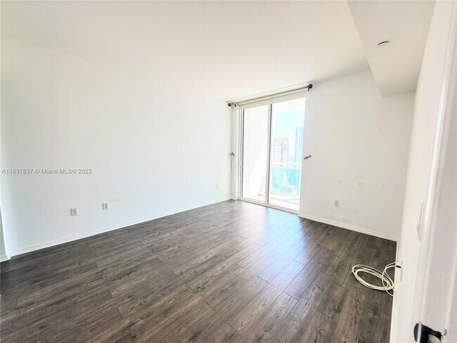 Building Photo - 950 Brickell Bay Dr