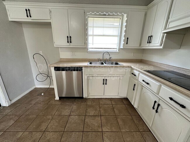 Building Photo - 8417 S Villa Ave