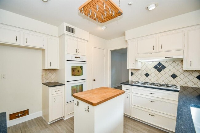 Building Photo - 3007 Broadmoor Dr