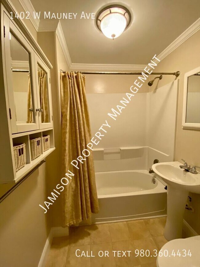 Building Photo - 1402 W Mauney Ave