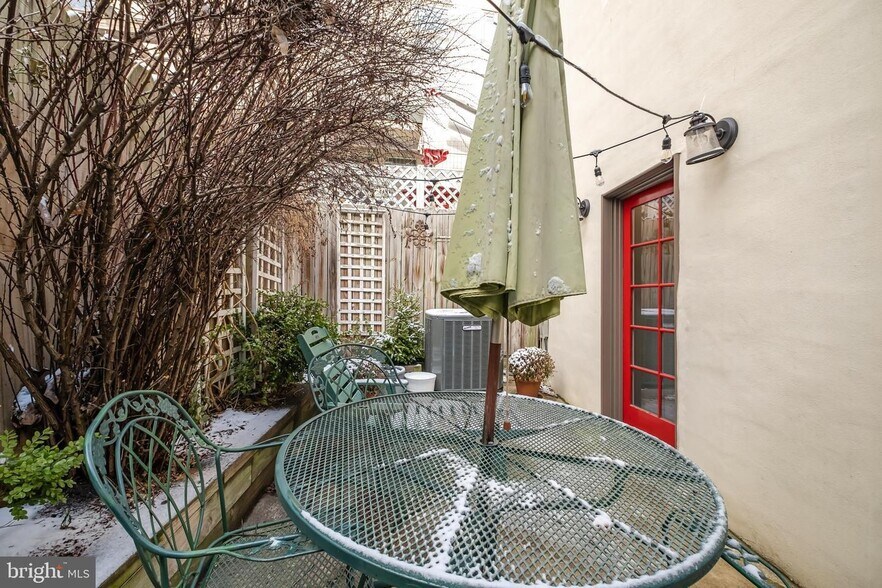 Building Photo - 908 S Front St