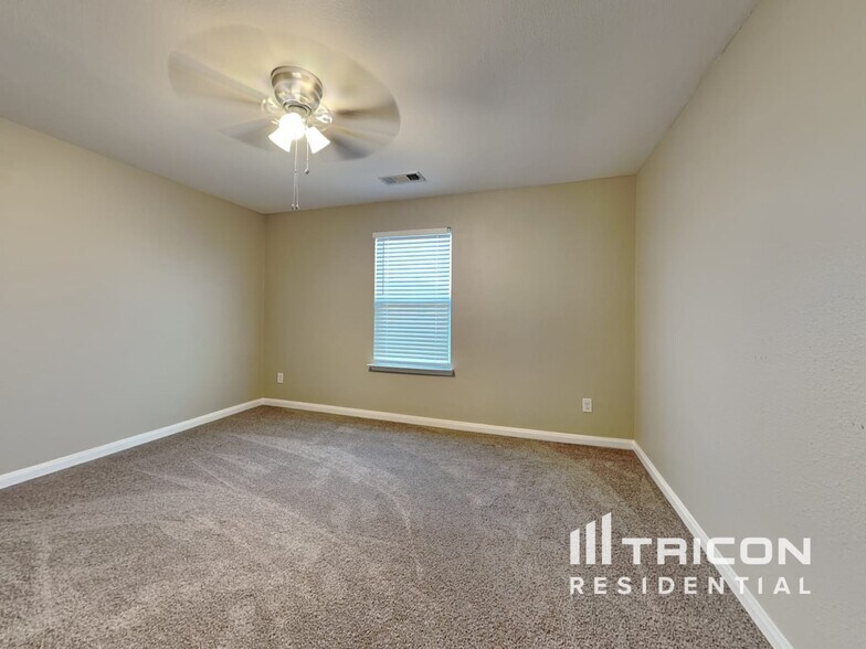 Building Photo - 1327 Tamarack Dr