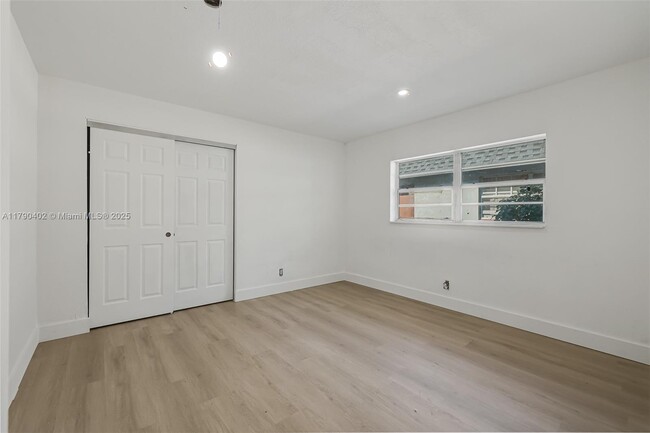 Building Photo - 1621 NW 8th Ave