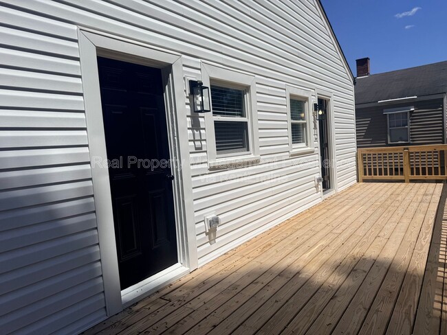 Building Photo - 114 E Club Blvd