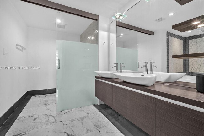 Building Photo - 200 Biscayne Blvd Way