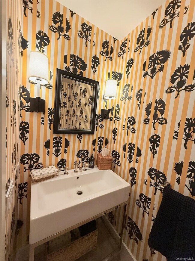 Building Photo - 323 Division St