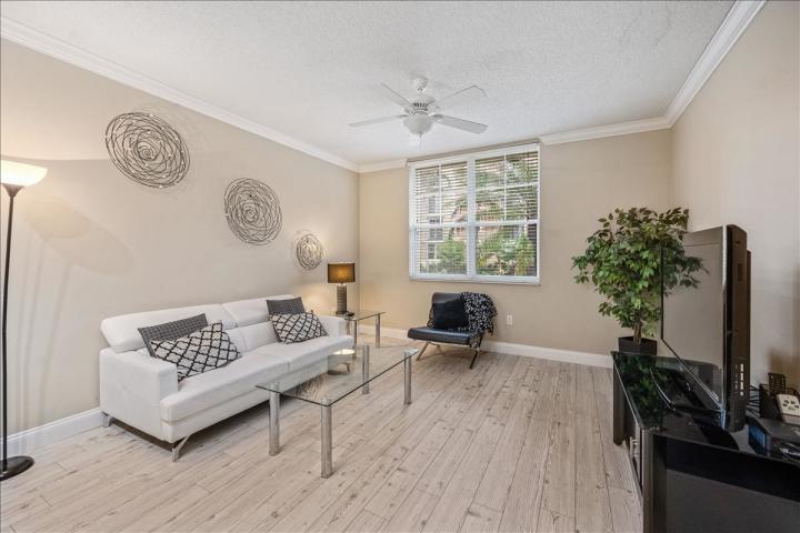 Building Photo - 720 S Sapodilla Ave