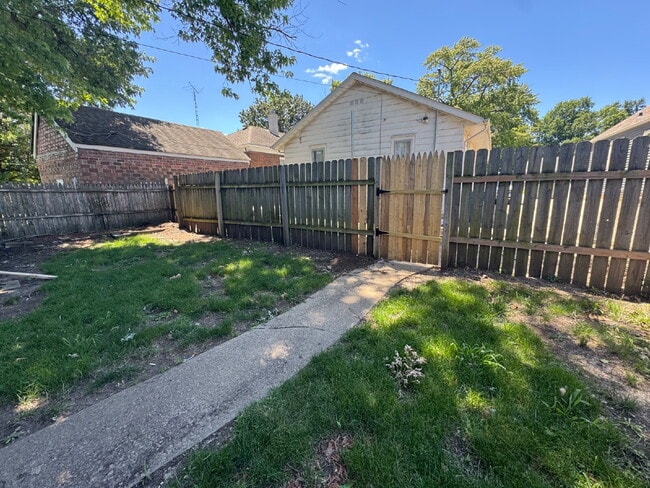 Building Photo - "Your Own Little Hideaway" — Private 2 Bed Home with Balcony & Yard