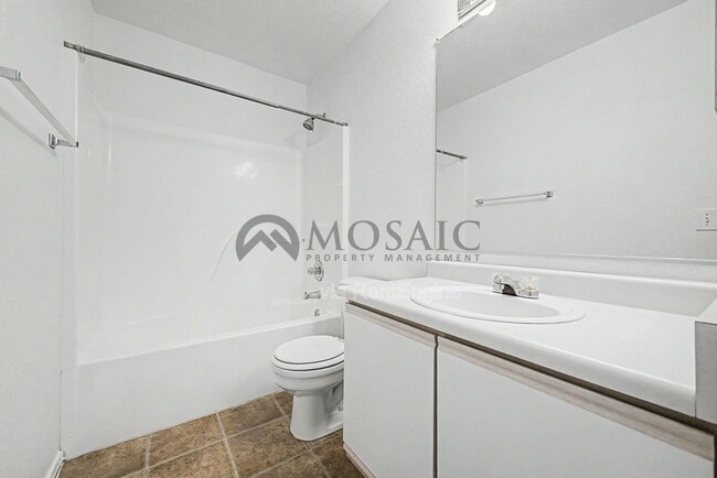 Building Photo - 2232 E Spruce Dr