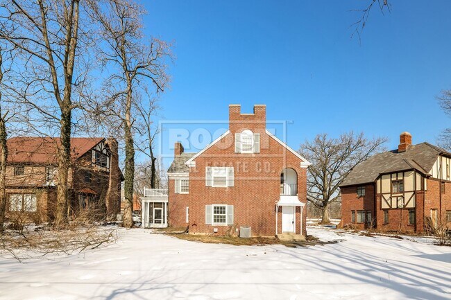 Building Photo - 5 bed 3.5 Bath Single Family Home Available in Dayton