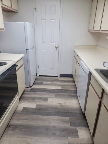 Building Photo - 3550 Bay Sands Dr