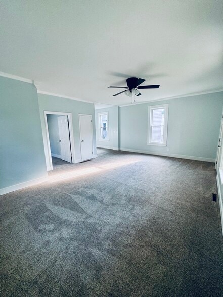 Building Photo - 514 E 9th St