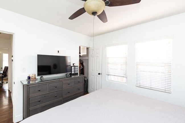 Building Photo - Charming, upgraded, and great outdoor spac...