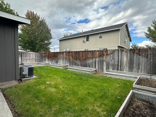 Building Photo - NE 7th St Duplex - 00000-07TH-00