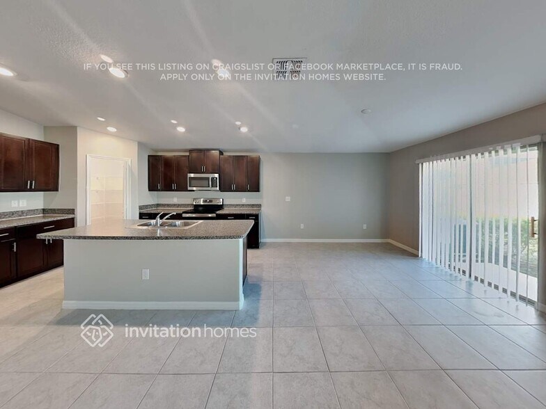 Building Photo - 1533 Blue Rose Dr