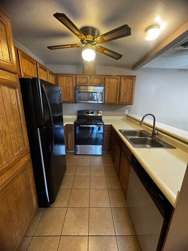 Building Photo - Spacious 2 bedroom 2 bath condo with Laundry Inside!!!