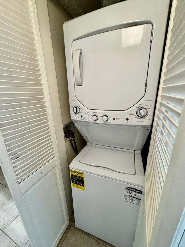 Building Photo - Yacht Harbor Towers- Diamond Head towers-9th floor-Marina/ocean views.