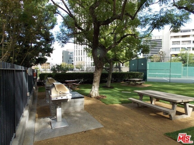 Building Photo - 800 W 1st St