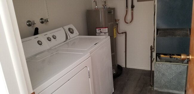 Building Photo - 3 bedroom, 1 bath ranch style home on corner lot.