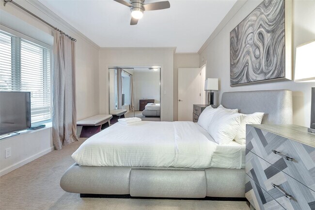 Building Photo - 3050 NE 43rd St