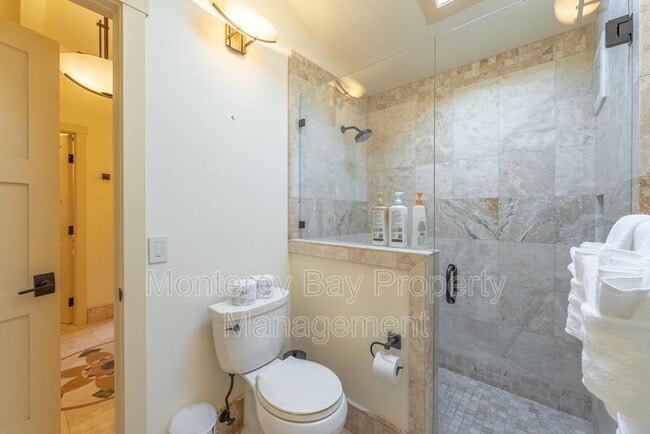 Building Photo - 543 Foam St