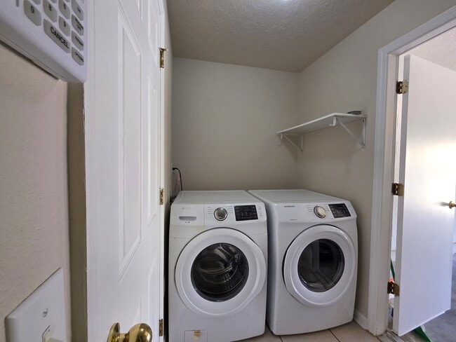 Building Photo - FOR RENT in Newberry 4 Bed, 2 bath corner home