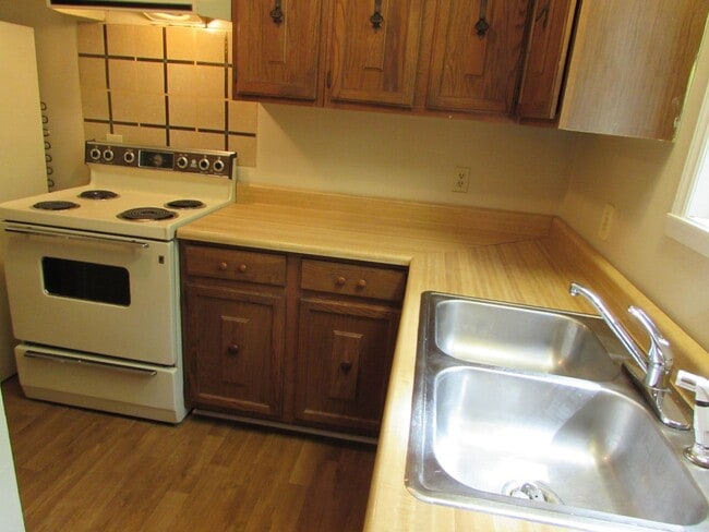 Building Photo - Cozy 2 Bed/ 1 Bath Two Story Townhome - Close To Bellingham Park