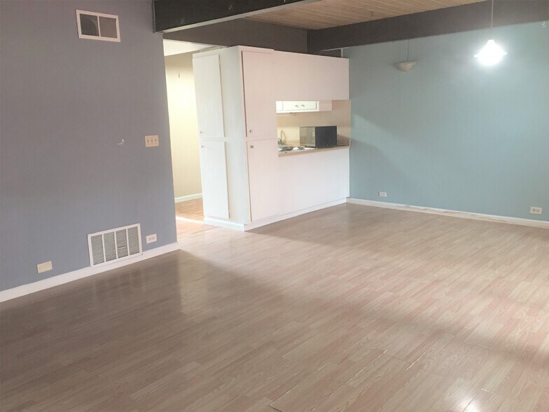 Building Photo - 27505 Tampa Ave