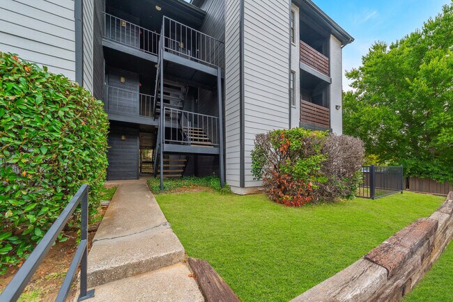 Building Photo - 2529 Thomason Cir