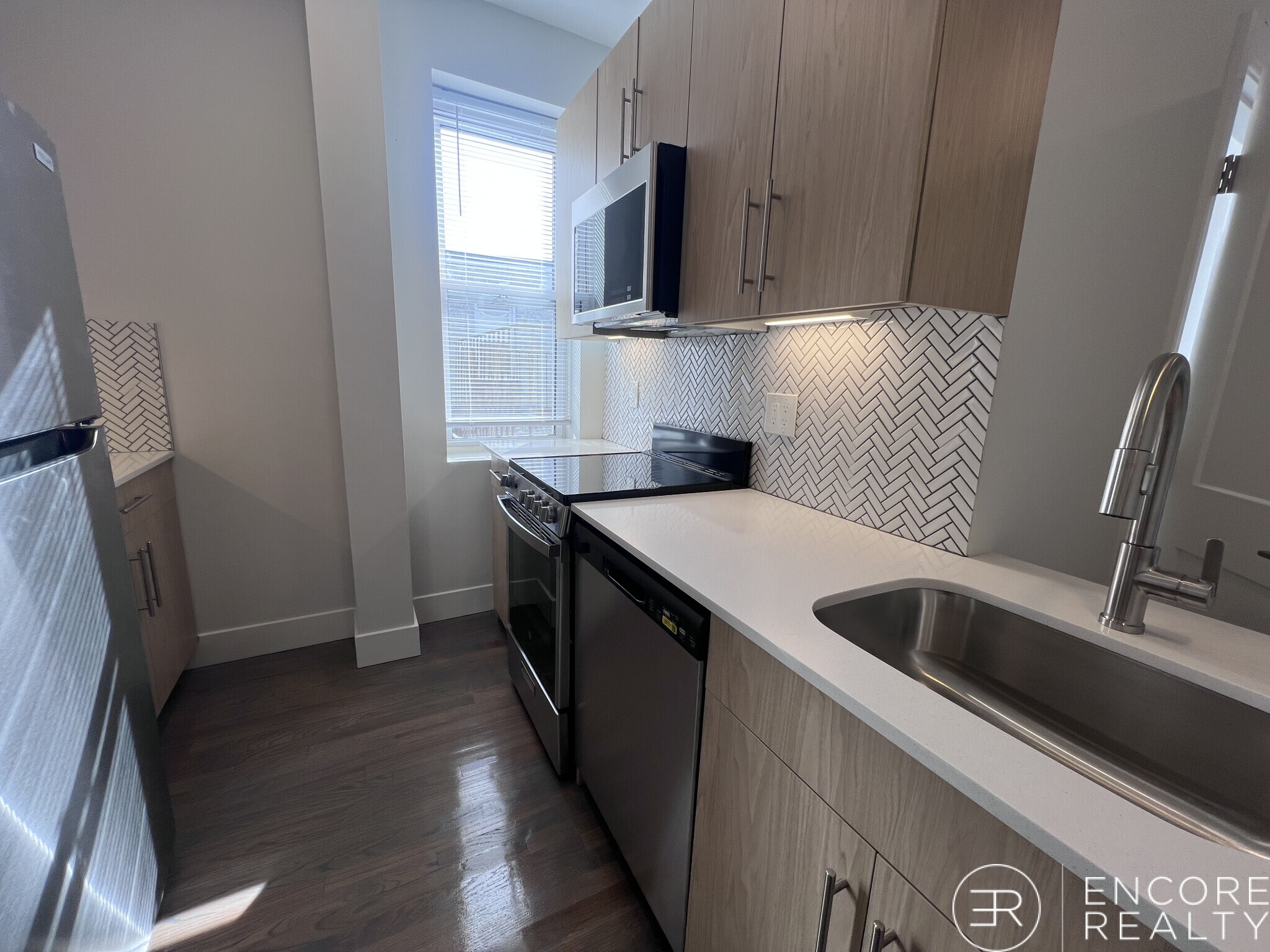 Building Photo - 65 Park Dr