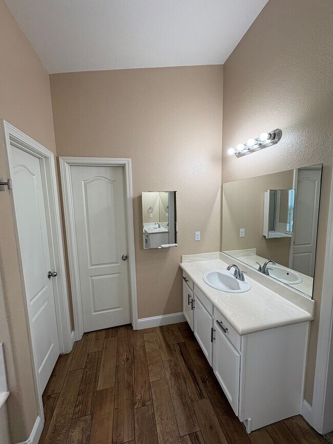 Building Photo - NW Visalia Available Now!